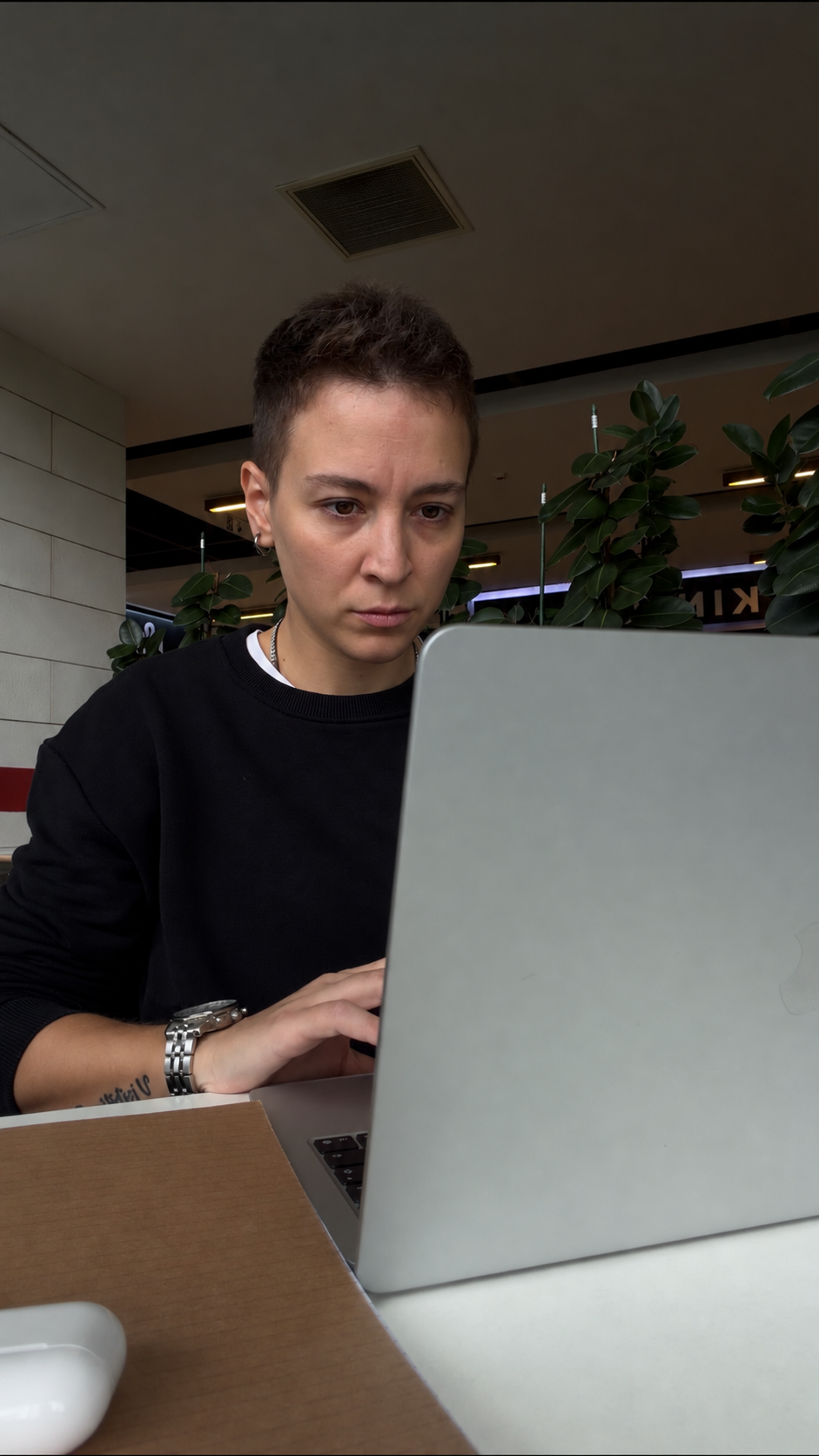 Gizem Tuncay bilgisayarı başında çalışırken